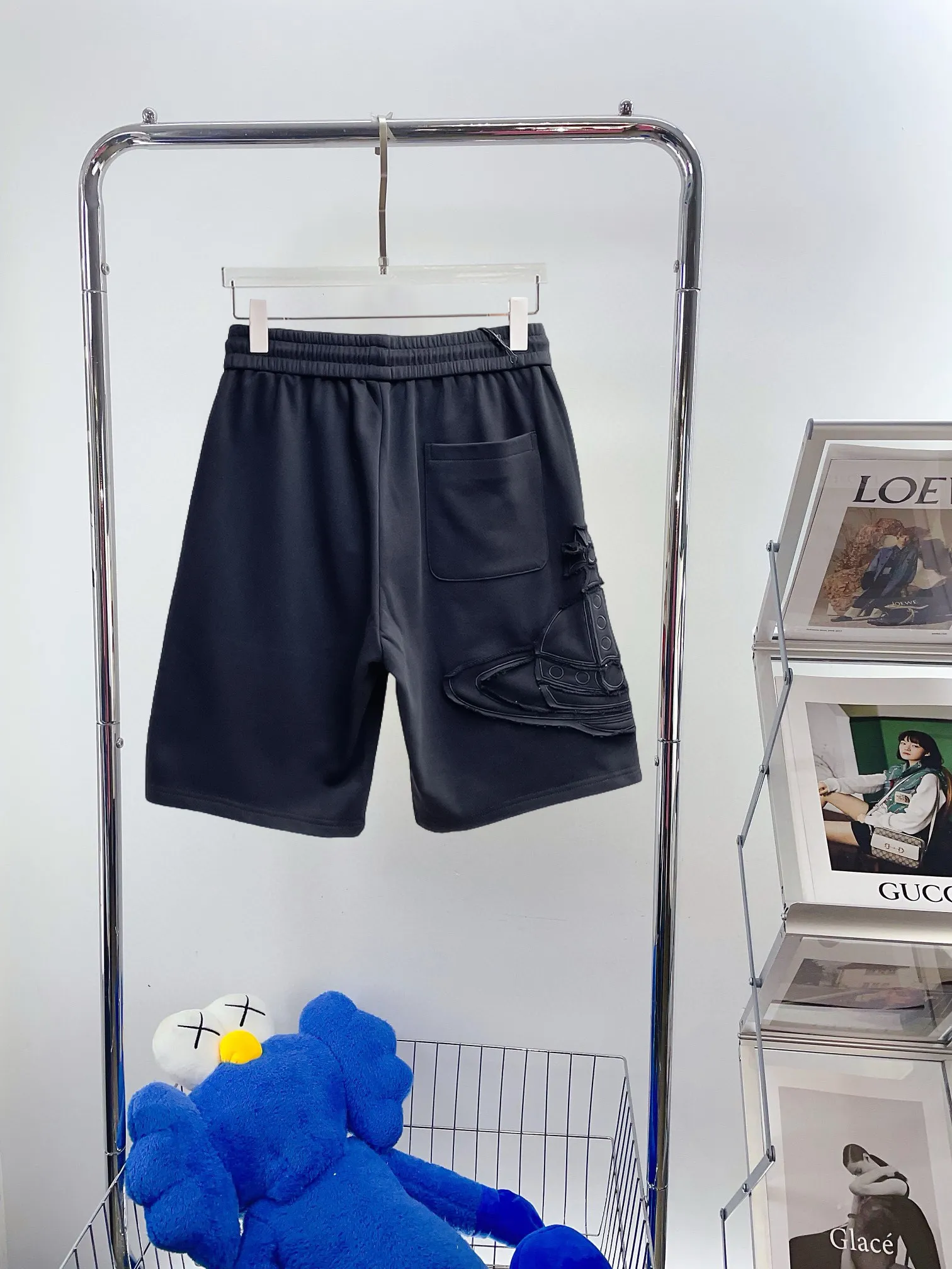 The Queen Mother's three-standard complete 2026 summer New Arrival men's casual shorts, advanced custom-made fabric Breathable fabric, Breathable elasticity and comfort, impeccable details, top-grade accessories, original logo design concept, delicate and soft feel! The upper body fit is awesome! Size: M-XXXL Please state your height and weight when ordering